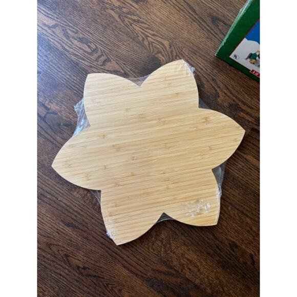 Cheeseboard Charcuterie Board Flower Shape Unique New In Package 16X16 - Picture 2 of 3